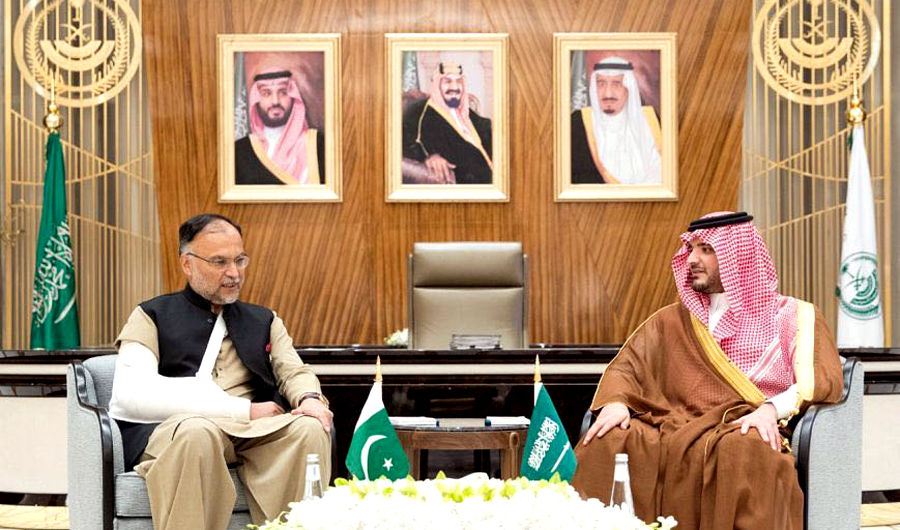 Pakistan’s Minister Ahsan Iqbal met Saudi Interior Minister Prince Abdulaziz bin Saud bin Nayef in Jeddah on Sunday (Photo courtesy: Ahsan Iqbal twitter account)