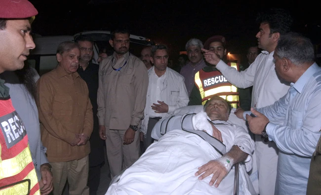Officers and rescue workers move Pakistan's Interior Minister Ahsan Iqbal on a stretcher, after he was shot during a rally in Narowal and transported for medical attention to Lahore, Pakistan on May 6, 2018. (REUTERS)