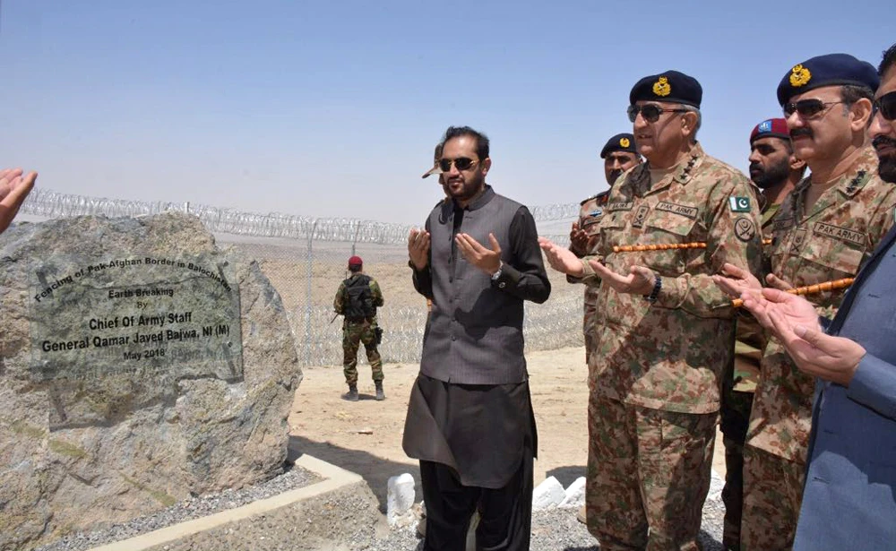 General Qamar Javed Bajwa, Chief of Army Staff (COAS), inaugurated work on border fencing along the Balochistan portion of Pak-Afghan border. (Photo courtesy: ISPR)