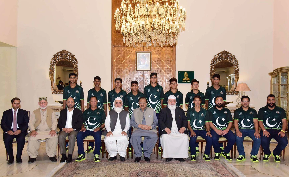 President Mamnoon Hussain in a group photo with the street child football team players (Photo courtesy: Press Information Department)