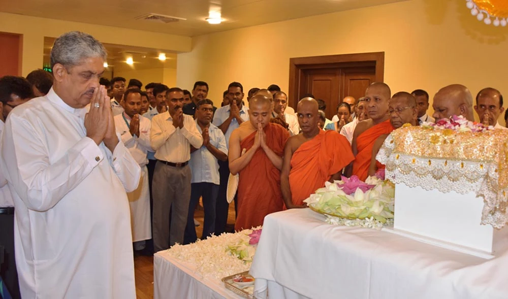 Sri Lankan Minister of Sustainable Development, Wildlife and Regional Development, Field Marshal Sarath Fonseka and Monks paying homage to sacred relics at Bandaranaike International Airport, Negombo, Sri Lanka. (Photo courtesy: Pakistani High Commission in Sri Lanka)