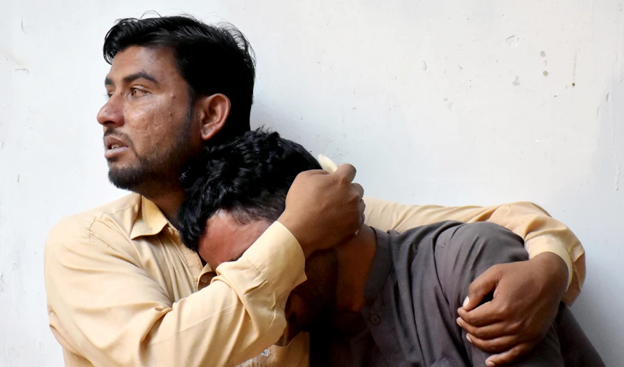 Relatives mourn the death of two police officers, who were killed by unidentified gunmen, at the hospital morgue in Quetta, Pakistan on May 27, 2018. (REUTERS)