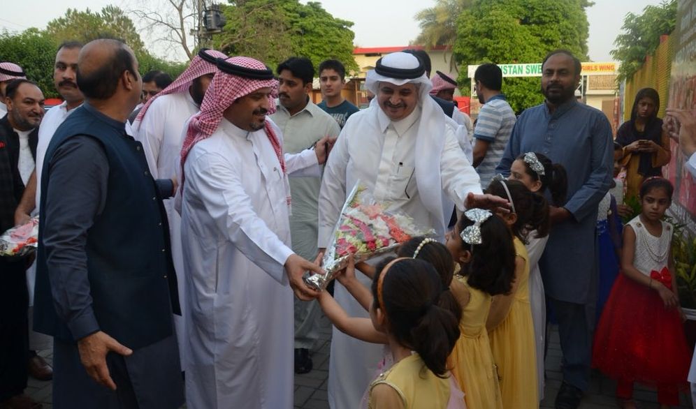 Children at Pakistan Sweet Homes presenting flowers to Saudi Ambassador Nawaf bin Saeed Al-Malki (Photo courtesy: Saudi Embassy/)