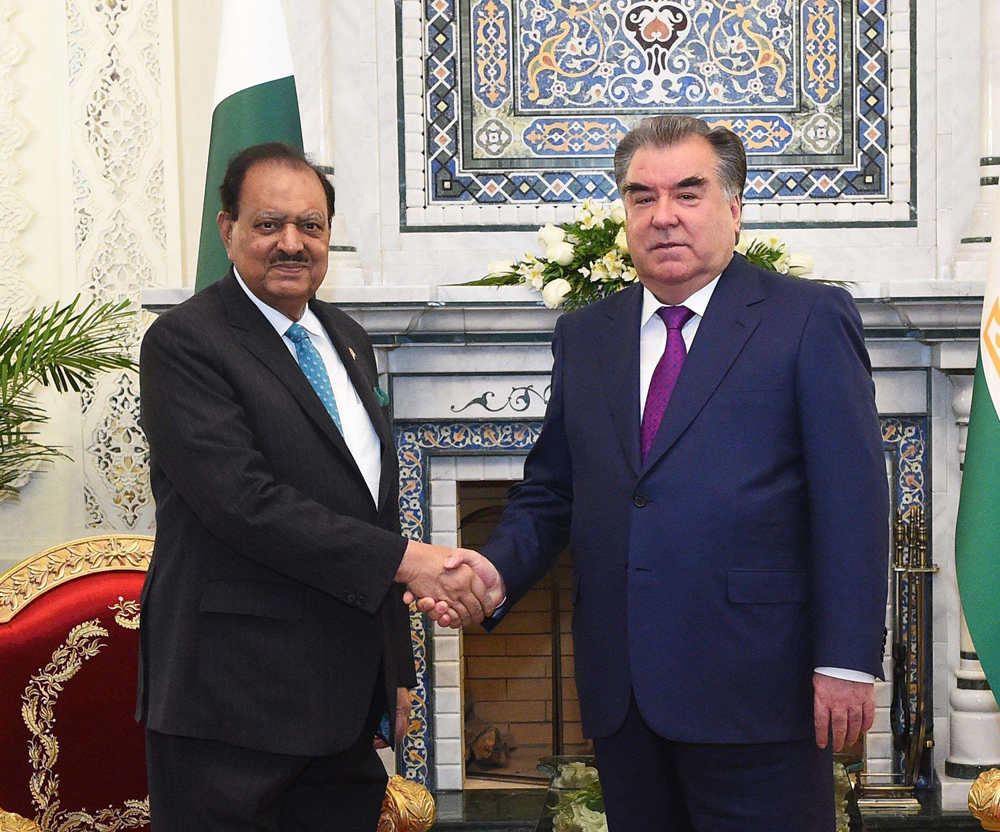 Pakistani President Mamnoon Hussain greeting his Tajik counterpart Emomali Rahmon in Dushanbe on Tuesday. (Photo courtesy: Press Information Department)