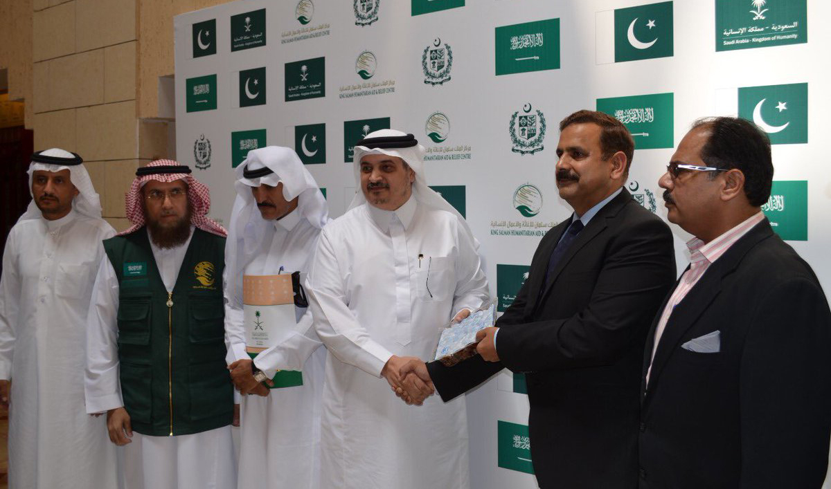 Saudi Arabia’s ambassador to Pakistan Nawaf Saeed Al-Maliki hands over the dates to a Pakistani government representative at the ceremony in Islamabad. (Photo courtesy: Embassy of Saudi Arabia in Islamabad)