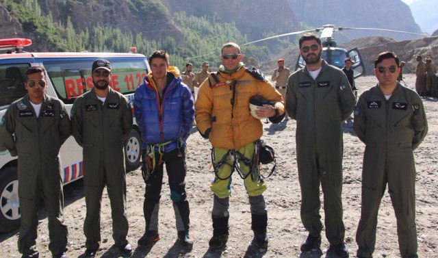 Foreign mountaineers rescued by Pakistan Army team. (Photo courtesy: ISPR)