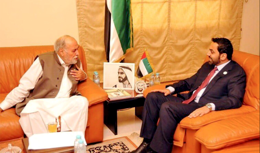 The Ambassador of UAE in Islamabad. Hamad Obaid Alzaabi, receives and honors Captain Fazal Ghani Mian, pilot of the first flight in the history of the Emirates Airline operated from Dubai to Karachi on Oct. 25, 1985. (Source: UAE Embassy in Islamabad twitter account)