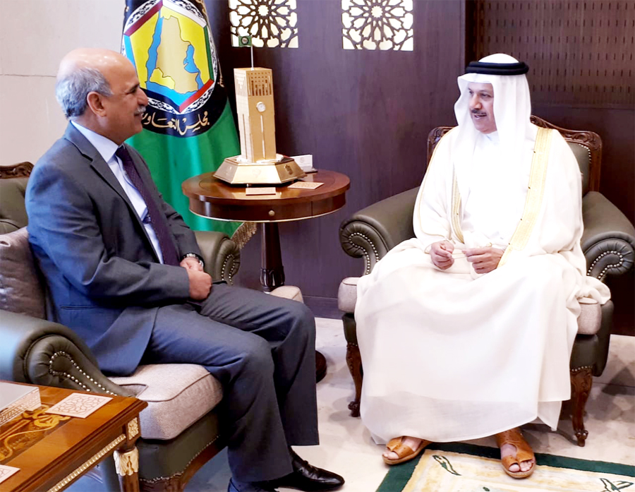 Pakistani Ambassador Khan Hasham bin Saddique with GCC Secretary-General Abdul Latif bin Rashid Al-Zayani. (AN photo)