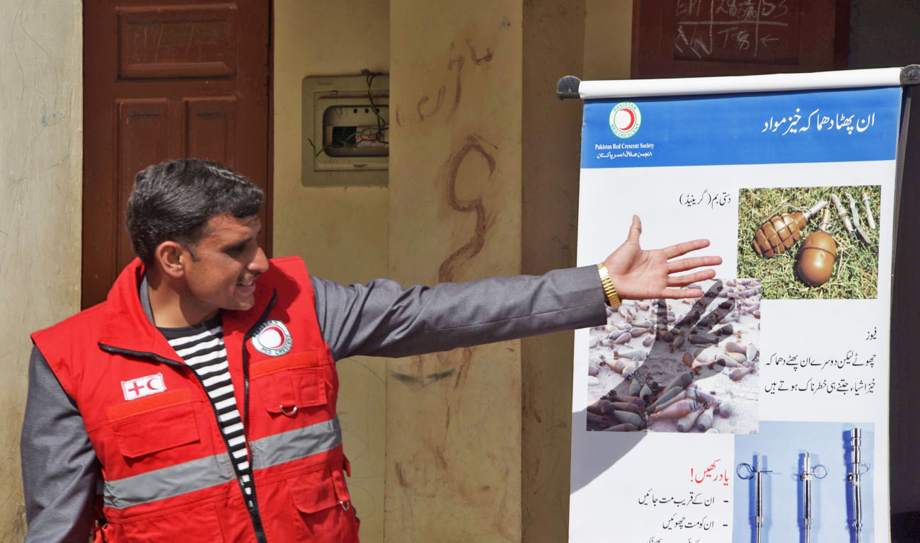 This file photo shows an official of the Pakistan Red Crescent Society (PRCS) leading an awareness campaign for landmines to local residents in Abbaspur Sector on the Line of Control in Pakistan-controlled Kashmir on Feb. 22, 2018. (SAJJAD QAYYUM/AFP)