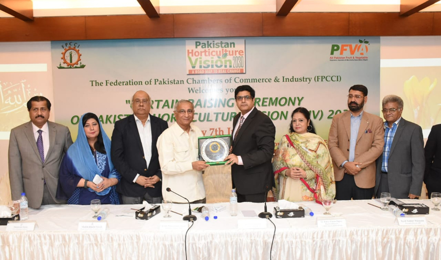 Waheed Ahmed, vice president of FPCCI, presents a memento to Sindh Minister for Agriculture, Khair Muhammad Junejo. (AN photo)