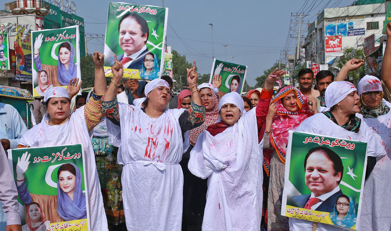 Pakistan Muslim League-Nawaz (PML-N) supporters gather hailing slogans in support of PML-N leader Nawaz Sharif and his daughter Maryam Nawaz, who were set to arrive in Lahore on Friday. (AN photos by Shafiq Malik)