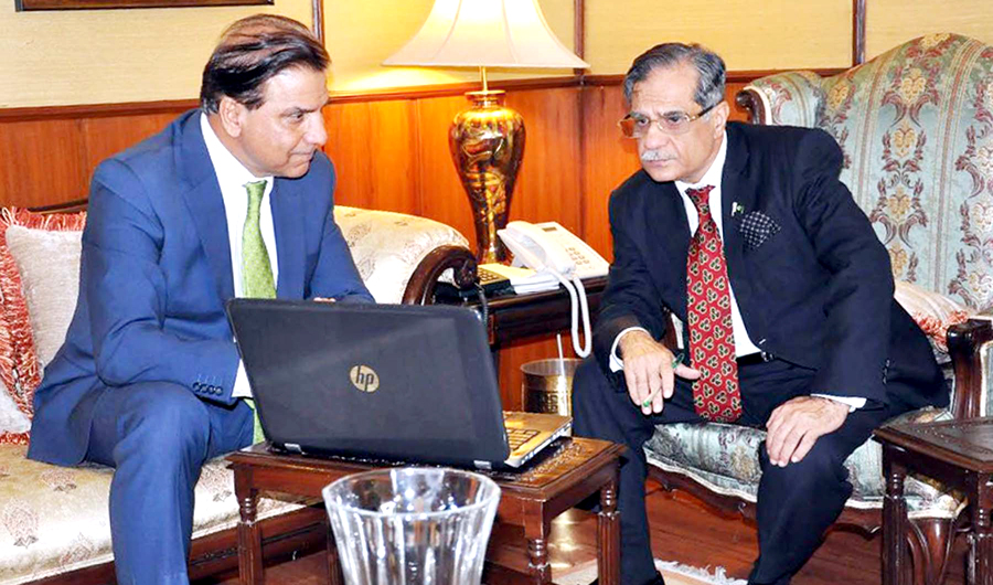 Chairman WAPDA Muzammil Hussain, left, briefing Chief Justice Mian Saqib Nisar, right, about implementation committee of DIAMER BASHA and MOHMAND DAMS (Photo by Press Information Department – PID)