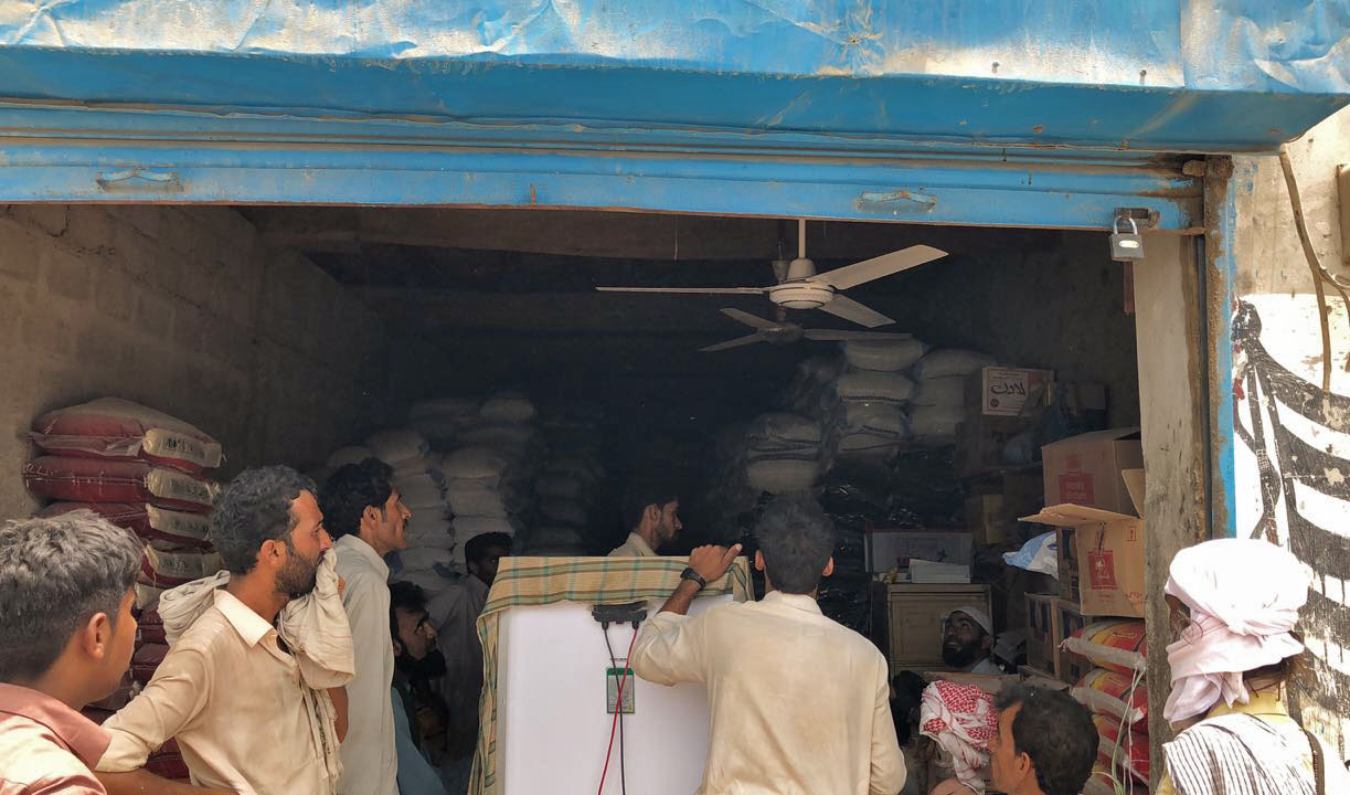 Traders in Gwadar have submitted 100 applications with QESCO as part of a ‘Meter Katao’ (cut electricity meter) campaign due to massive power outage, which has made sales fall by 90 percent, traders claim. (AN photo)