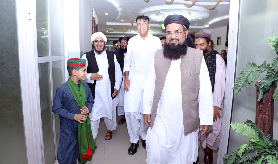 Fazlur Rehman Khalil receives PTI leader Asad Umar in Islamabad before announcing his support for Imran Khan’s Pakistan Tehrik-e-Insaf (PTI). (Asad Umar’s official Facebook Page)
