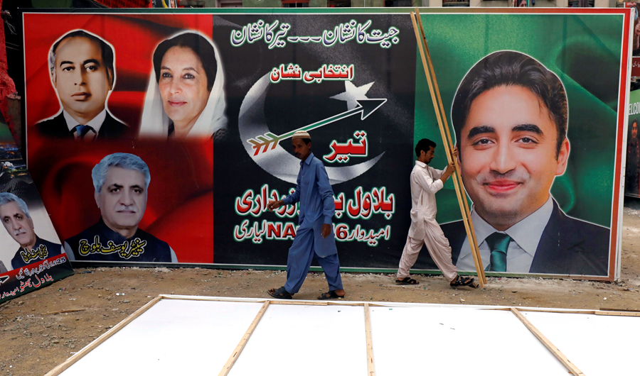 Supporters of Pakistan Peoples Party (PPP), install billboards by a campaign office, ahead of general elections in Karachi, Pakistan July 17, 2018. Picture taken on July 17, 2018. (REUTERS)