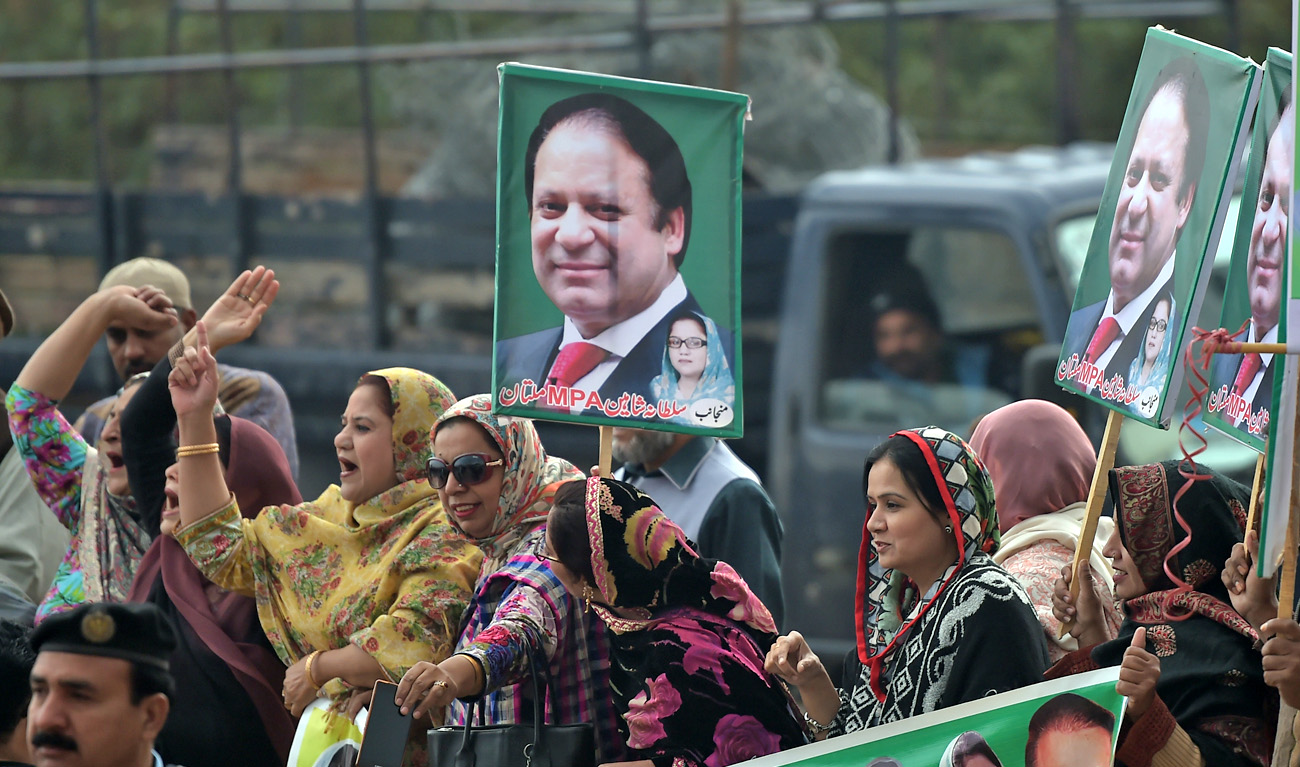 In this file photo, supporters of ousted Pakistani prime minister Nawaz Sharif shout slogans outside an accountability court where Sharif to appear before the court to face corruption charges in Islamabad on Nov. 15, 2017. (AAMIR QURESHI/AFP)