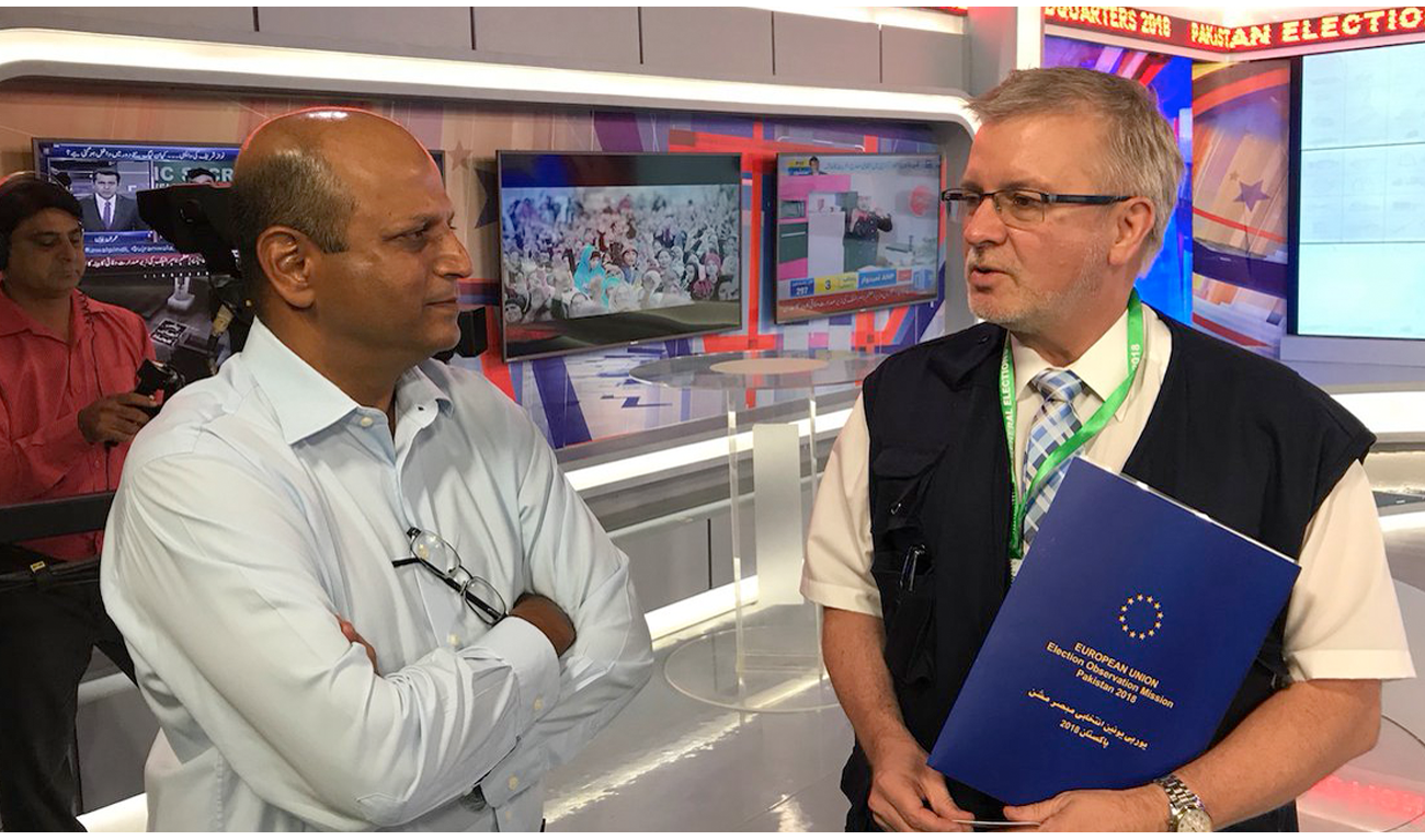 EU chief observer, Michael Gahler, meets Azhar Abbas, Managing Director Geo TV Network, in Karachi. (Photo courtesy: @EUEOMPak2018/Twitter)