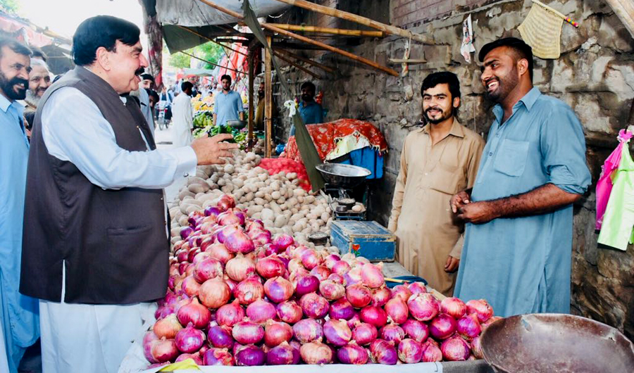 During the election campaign Sheikh Rashid is talking to a cart vendor (Photo from Sheikh Rashid’s Twitter account)