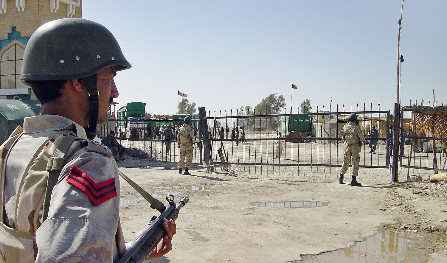 In this file photo, Pakistani paramilitary soldiers stand guard near the border post at Chaman bordering Afghanistan, 14 June 2007. (ASGHAR ACHAKZAI/AFP)