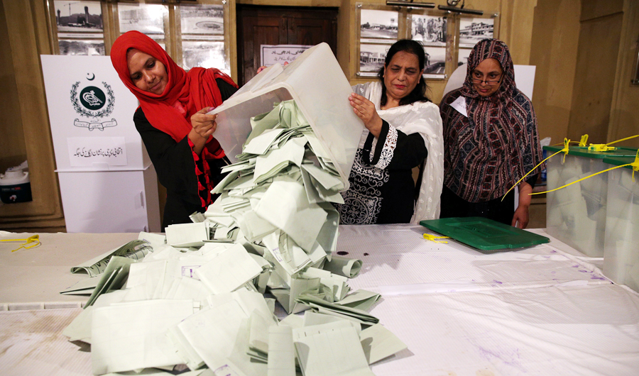 Election officials count ballots after polls closed during the general election in Islamabad, Pakistan, on July 25, 2018. (REUTERS)