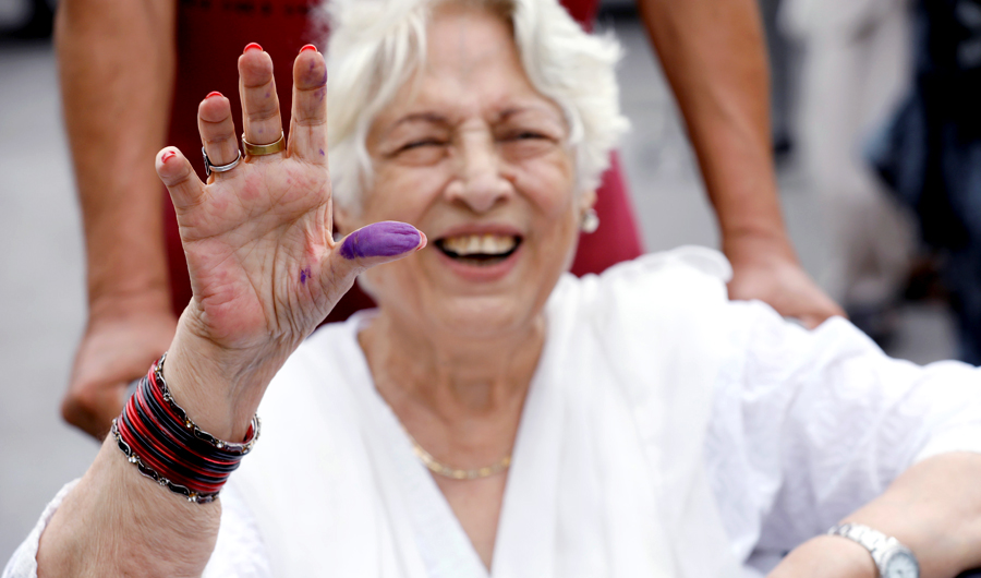 A voter displays her inked thumb during the general election in Karachi, Pakistan, on July 25, 2018. (REUTERS)