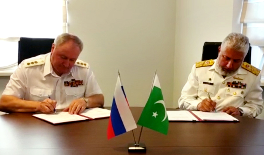 Vice Chief of Naval Staff, Vice Admiral Kaleem Shaukat, signing a memorandum of understanding on bilateral cooperation in the naval field between the Russian Federation Navy and the Pakistan Navy. (Photo courtesy: Pakistan Navy)