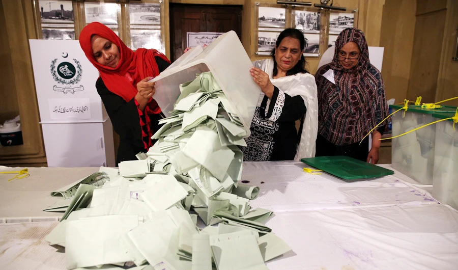 Election officials count ballots after polls closed during the general election in Islamabad, Pakistan, on July 25, 2018. (REUTERS)
