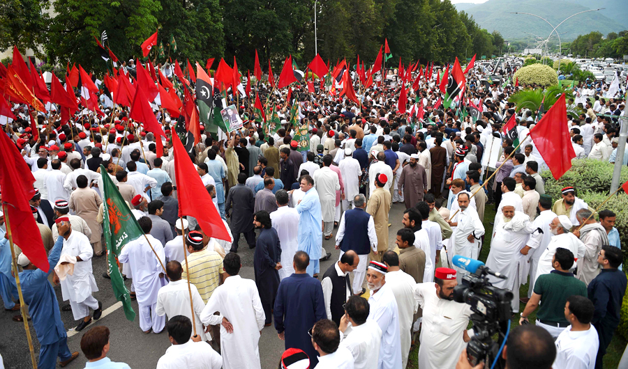 Supporters of Pakistani opposition parties gather outside the election commission office against the alleged election rigging in Islamabad on August 8, 2018. Pakistani opposition parties rejecting election results on August 2 have agreed to participate in the parliamentary process, take oaths and protest inside and outside the parliament. (AFP/FAROOQ NAEEM)
