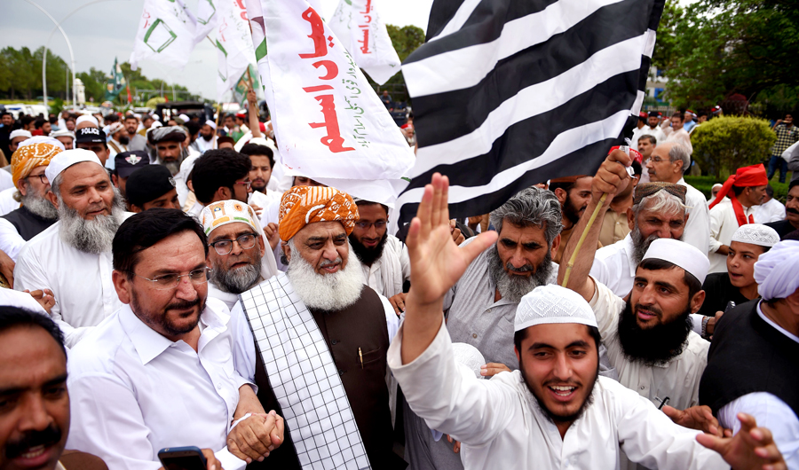 Maulana Fazl-ur-Rehman (C), a Pakistan opposition leader arrives to a protest outside the election commission office against the alleged election rigging in Islamabad on August 8, 2018. (AFP)