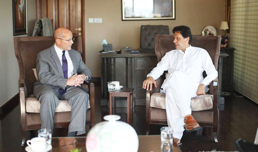 Pakistan Tehreek-e-Insaf (PTI) Chairman and Prime Minister-in-waiting Imran Khan greets US envoy John Hoover at his Bani Gala residence in Islamabad. (Photo Courtesy: Facebook)
