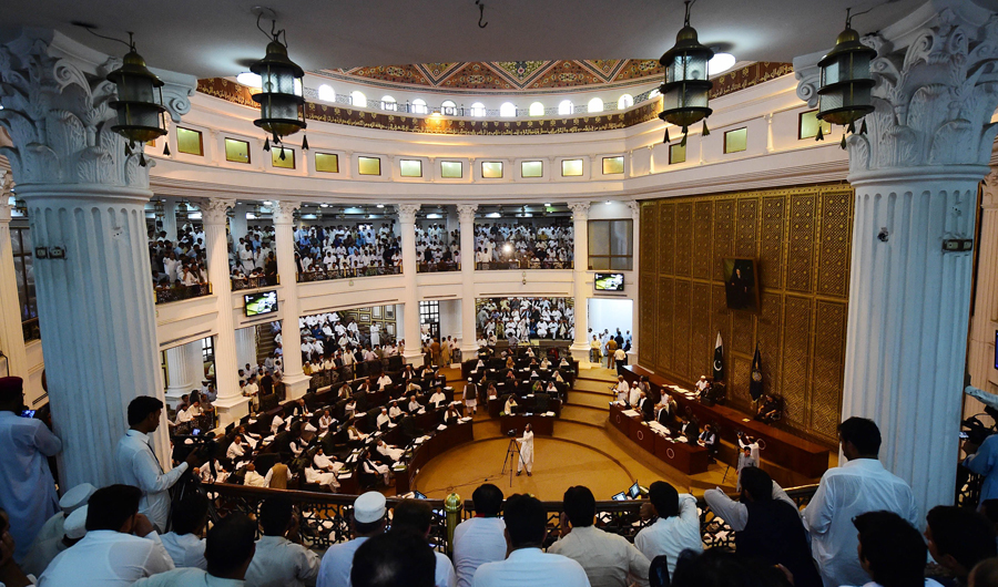 This photograph taken on August 13, 2018 shows Pakistani legislators taking oath during the first session of the provincial assembly after the July 25 general election, in Peshawar. Pakistan is set to have its presidential elections next month. (AFP / ABDUL MAJEED)