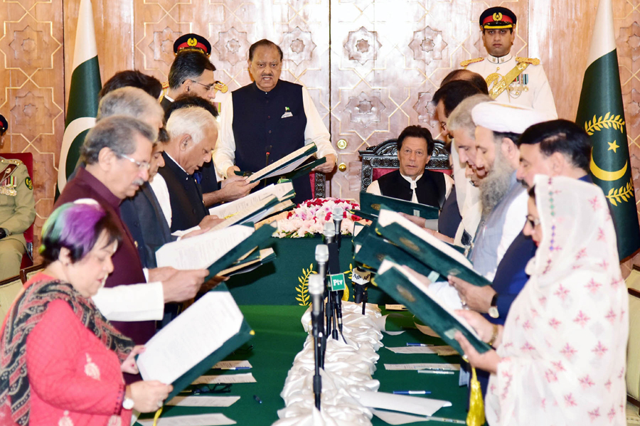 President Mamnoon Hussain administering the oath of the office to Federal Cabinet at President House on August 20, 2018. (Photo by PID)