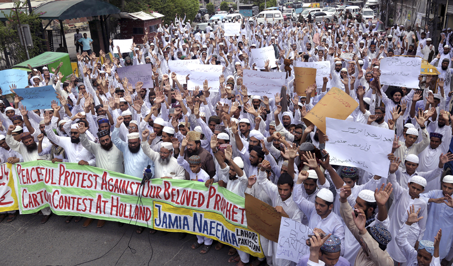 Teacher and students of an Islamic seminary 'Jamia Naeemia' chant slogans during a demonstration in Lahore, Pakistan, on Wednesday, Aug. 29, 2018, condemning a cartoon contest planned by Geert Wilders, a Dutch parliamentarian. (AP)