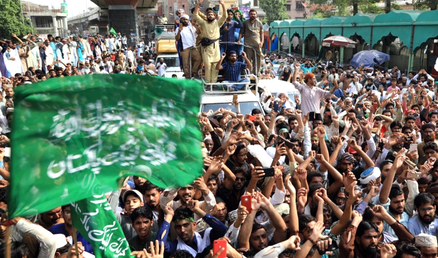 Tehreek-e-Labbaik Pakistan (TLP) begin long march from Lahore to Islamabad. (TLP media cell)
