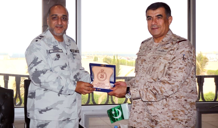 Commodore Muhammad Faisal Abbasi presents a souvenir to the deputy commander of the Western Fleet of the Royal Saudi Naval Forces. (Pakistan Navy’s Directorate of Public Relations)