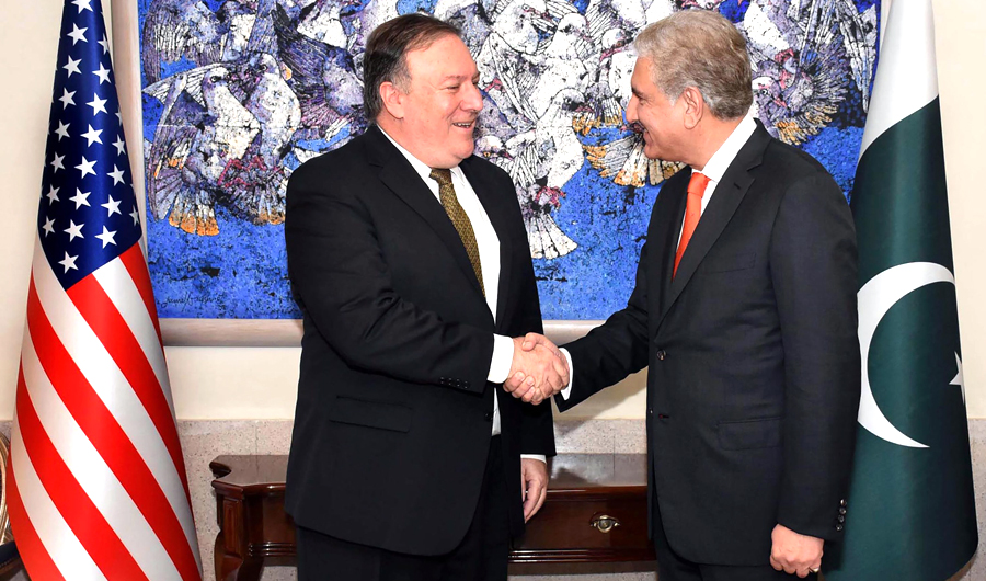 Pakistani Foreign Minister Shah Mahmood Qureshi (R) shaking hands with visiting US Secretary of State Mike Pompeo on his arrival at the Foreign Ministry in Islamabad on Sep. 5, 2018. (AFP)