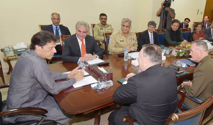 Pakistani Prime Minister Imran Khan (L) speaks during a meeting with US Secretary of State Mike Pompeo (2R) at the Prime Minister's Office in Islamabad on Sept. 5, 2018. (AFP / PID handout photo)