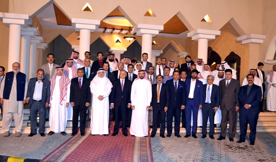 The Saudi trade delegation with Saudi Arabia Ambassador to Pakistan Nawaf Al-Malki and Commerce Secretary Mohammed Younus Dagha during a dinner. (AN photo)