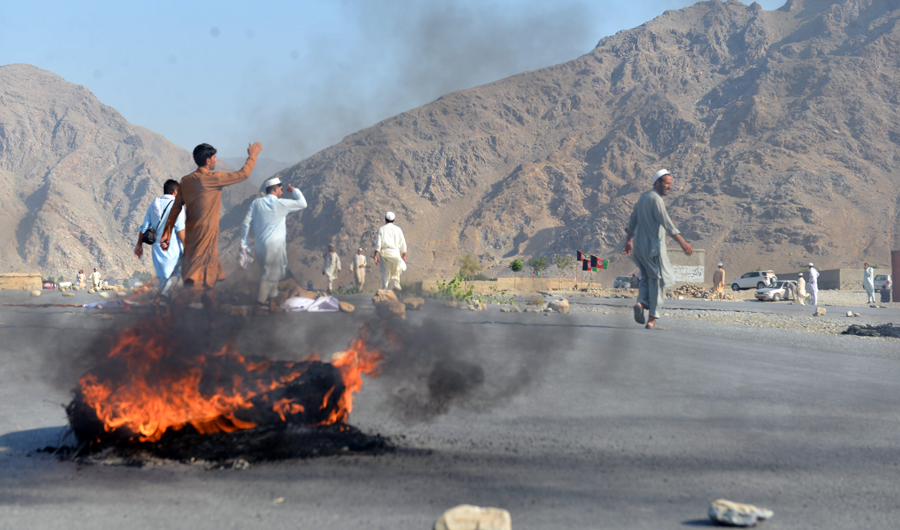 Men shout slogans against terrorists after a suicide attack among the protesters in Momandara district of Nangarhar province, Afghanistan, Tuesday, Sept. 11, 2018. (AP)