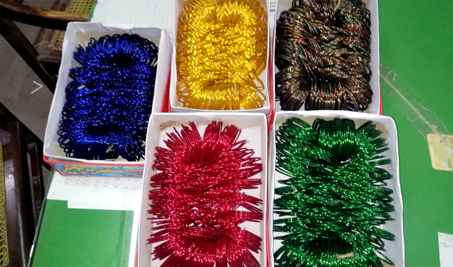 Glass bangles manufacturers are seeking collaborations with designers to revamp their products for the international market. (AN photo)