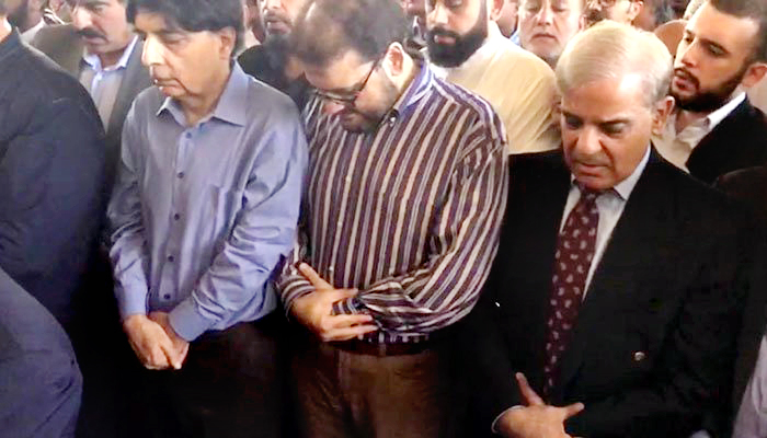 Kulsoom Nawaz’s funeral was attended by PML-N Chief Shehbaz Sharif, sons Hassan and Hussain Nawaz, Chaudhry Nisar and Ishaq Dar, among many others in London. (Photo courtesy: Geo News Screengrab)