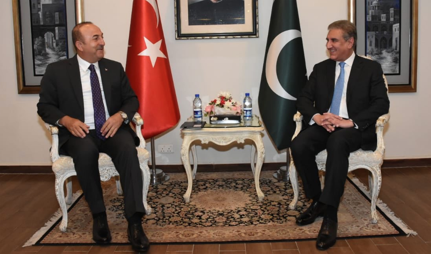 Turkish Foreign Minister Mevlüt Çavuşoğlu holds one on one talks with his counterpart Foreign Minister of Pakistan Shah Mehmood Qureshi. (Photo courtesy: Foreign office)