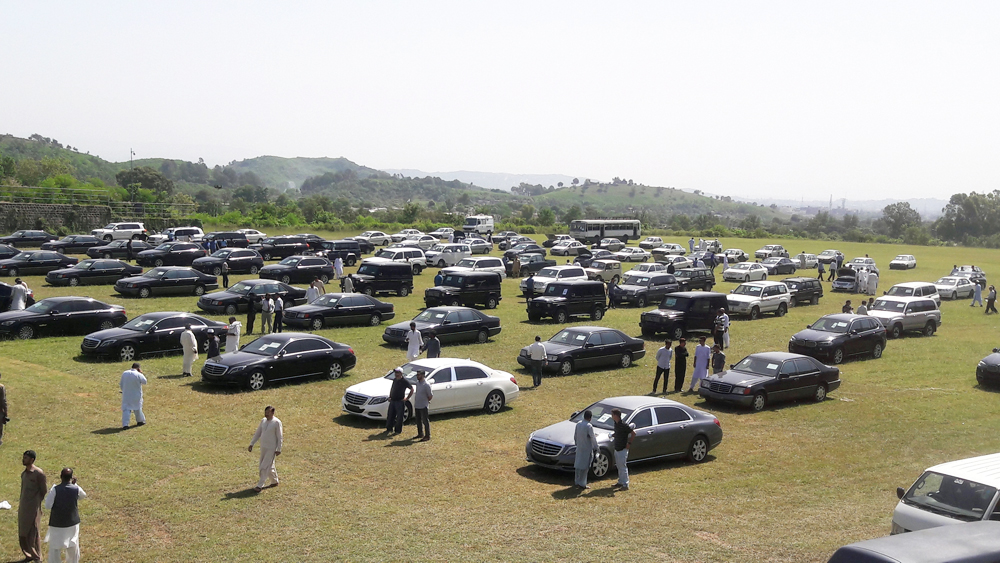 People visit an auction of government owned used cars at the premises of Prime Minister House in Islamabad, Pakistan, on September 17, 2018. (REUTERS/Faisal Mahmood)