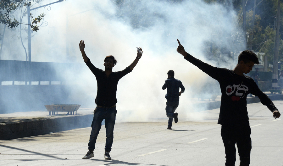 Kashmiri Shiite Muslims shout religious slogans amid tear smoke as devotees defied restrictions imposed on a Muharram procession in Srinagar on Sept. 19, 2018. (AFP)