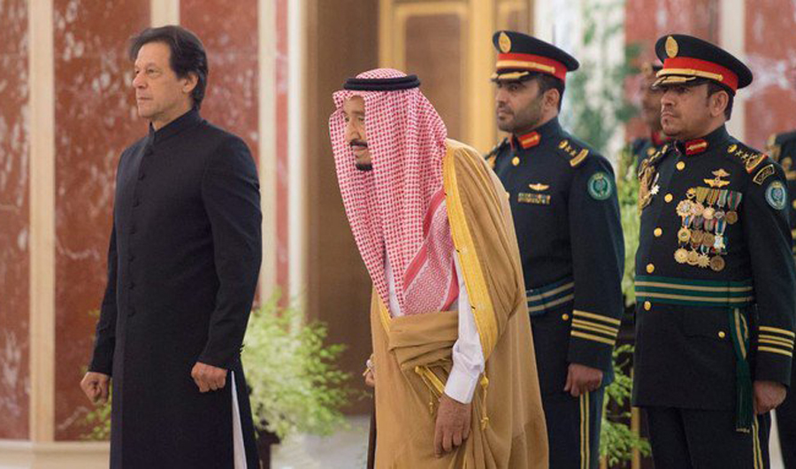 Imran Khan is greeted by King Salman in jeddah. (SPA)