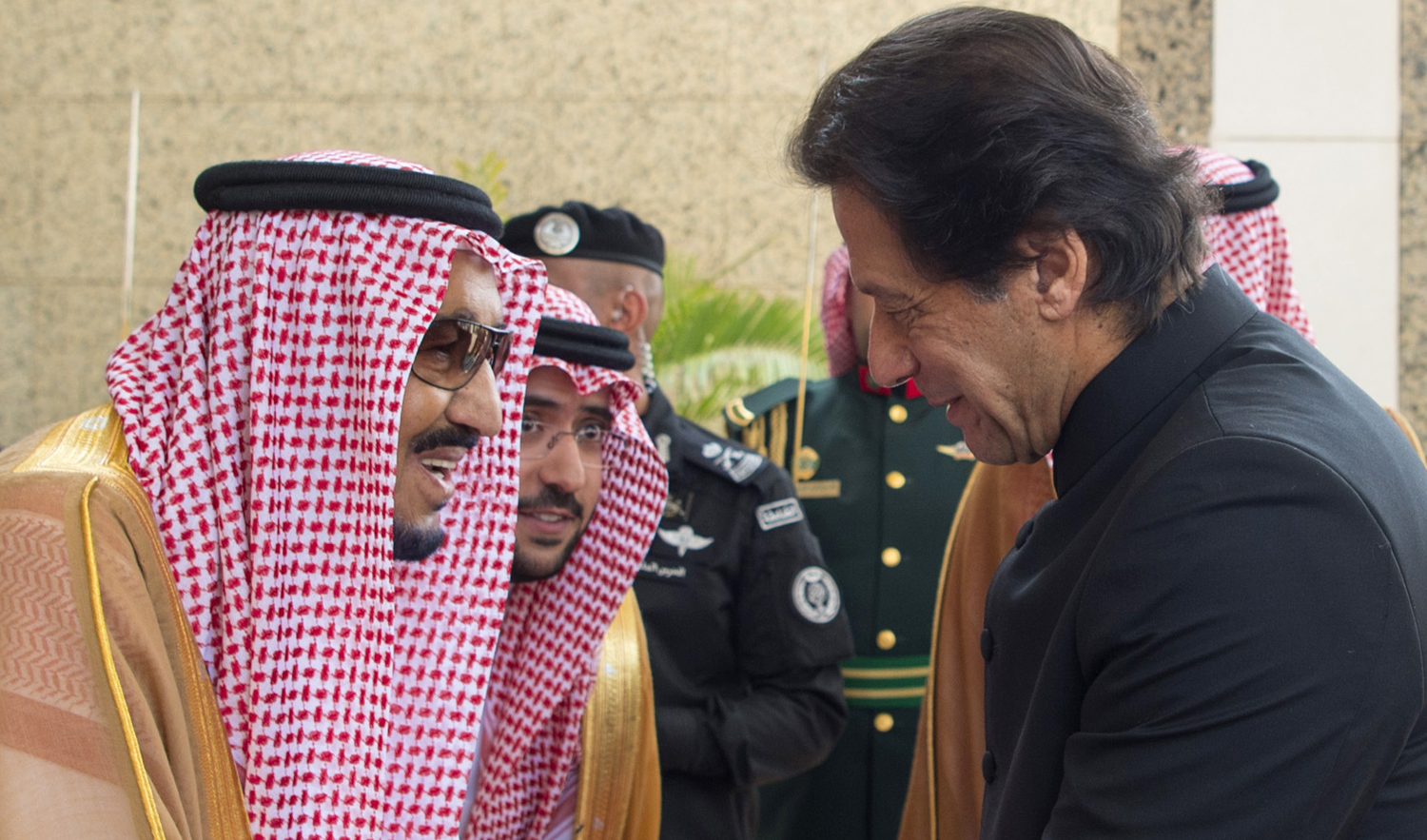 This file photo shows Saudi King Salman, left, greeting Pakistani Prime Minister Imran Khan in Jeddah on Sept. 19, 2018. (Handout/Center for International Communication (CIC) via AFP)