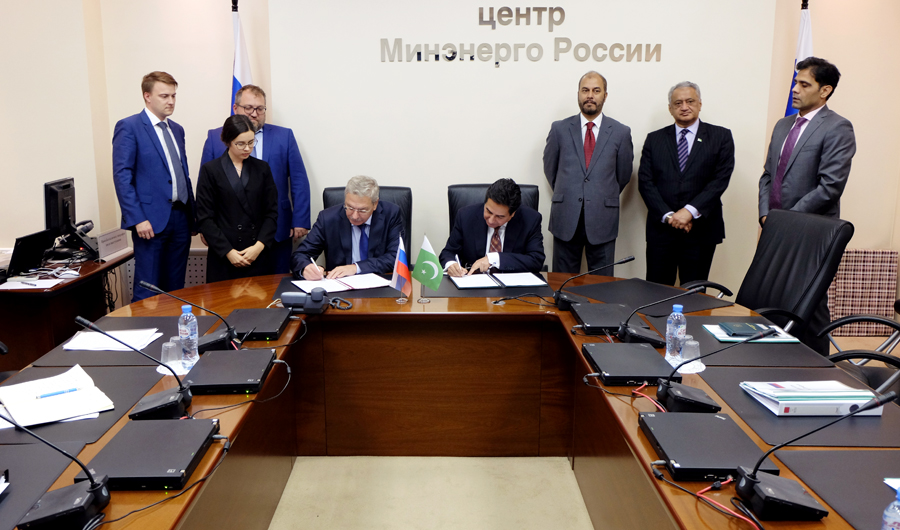 Anatoly Yanovsky, Deputy Minister of Energy of Russian Federation, and Sher Afgan-Khan, additional secretary Ministry of Energy and Petroleum of Pakistan signing agreement on cooperation in implementing offshore pipeline project. (AN photo)