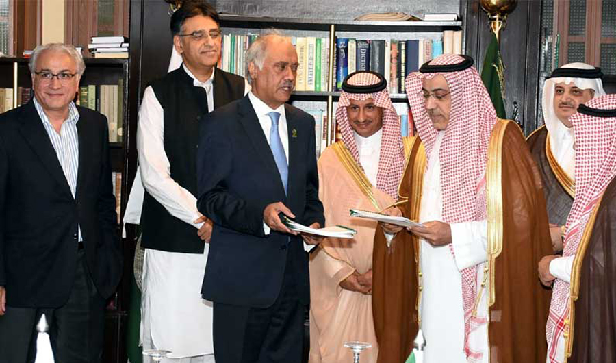 Pakistani Finance Minister Asad Umar met with a Saudi delegation to discuss strengthening bilateral economic ties. (PID)
