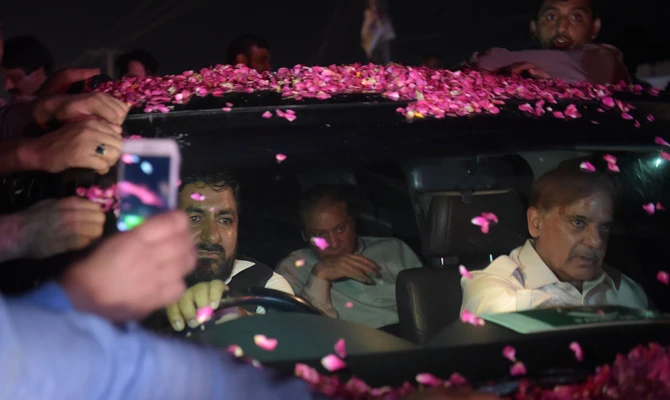 Former Pakistani prime minister Nawaz Sharif sits in a vehicle alongside his younger brother Shahbaz Sharif (R) following his release from Adiala prison in Rawalpindi on September 19, 2018. (AFP / AAMIR QURESHI)