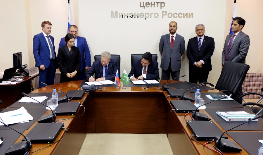 Anatoly Yanovsky, Deputy Minister of Energy of Russian Federation, and Sher Afgan-Khan, additional secretary Ministry of Energy and Petroleum of Pakistan signing agreement on cooperation in implementing offshore pipeline project. (AN photo)